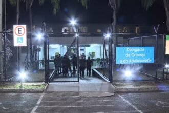 Rindo da impunidade: adolescentes matam jovem por celular e debocham na delegacia