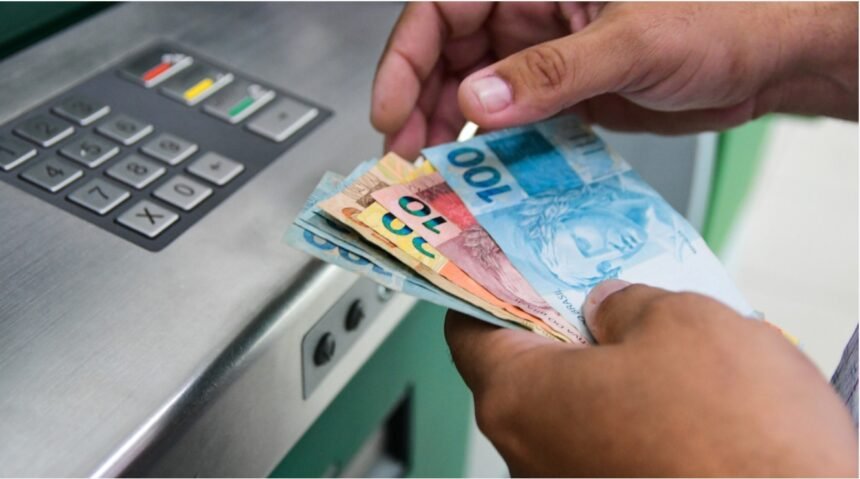 Salários na vitrine: novo portal escancara nomes e remunerações de servidores do RJ