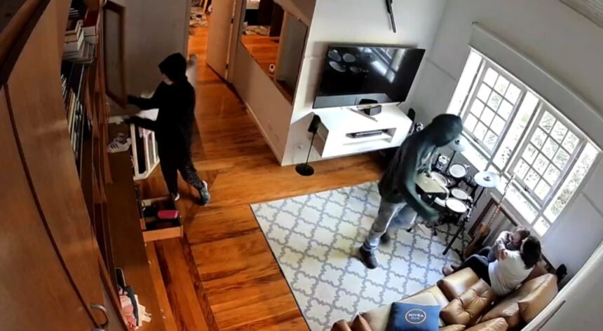 De frente com o ladrão: criminosos clonam controles de portão para invadir casas. Veja o vídeo