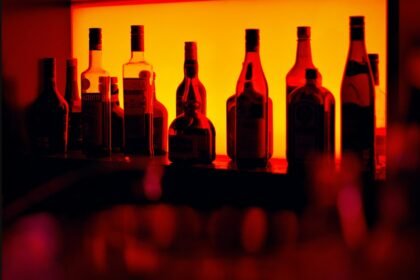 Governo do Rio lança cartilha inédita para combater bebidas falsificadas e proteger consumidores