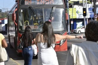Maricá acelera na vanguarda da Tarifa Zero e registra 115 mil embarques diários com os 'Vermelhinhos'