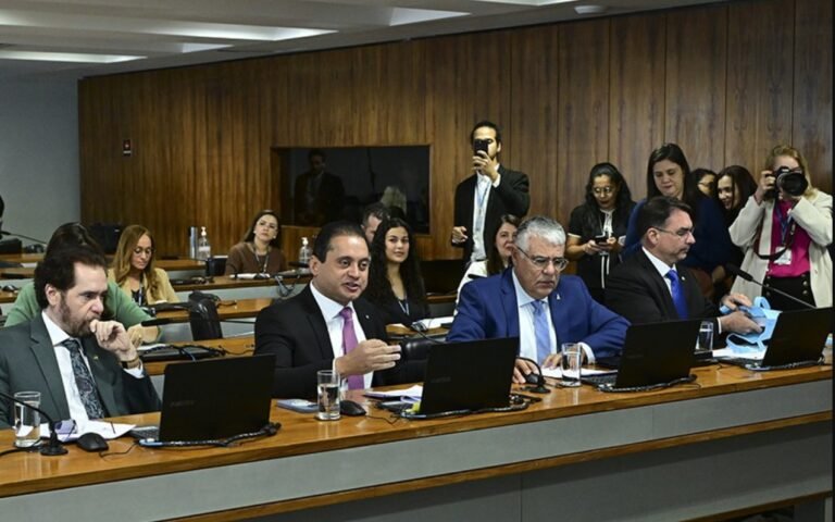 Flávio Bolsonaro acelera tramitação e Estatuto da Vítima vai direto ao Plenário