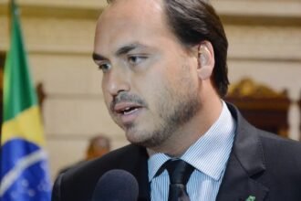 Carlos Bolsonaro será agraciado com a Medalha Pedro Ernesto na Câmara do Rio