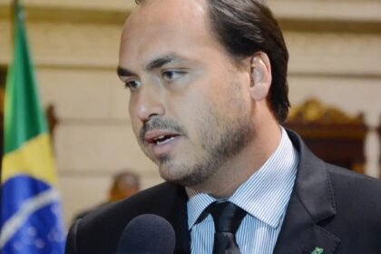 Carlos Bolsonaro será agraciado com a Medalha Pedro Ernesto na Câmara do Rio
