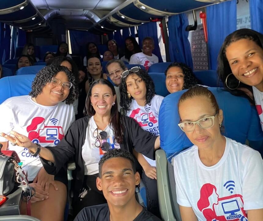 Ônibus-escola leva cursos gratuitos de tecnologia e capacitação a mulheres da Zona Oeste