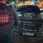 PM apreende fuzis escondidos em compartimento oculto de caminhonete na Av. Brasil