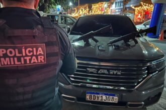 PM apreende fuzis escondidos em compartimento oculto de caminhonete na Av. Brasil
