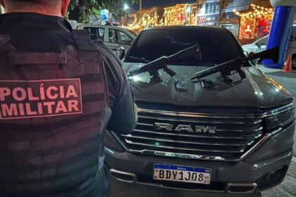 PM apreende fuzis escondidos em compartimento oculto de caminhonete na Av. Brasil