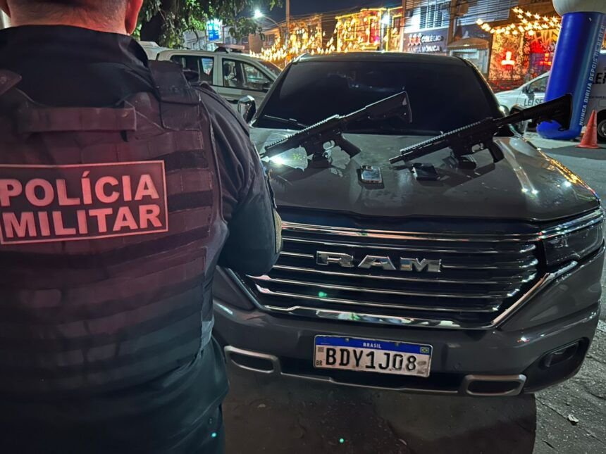 PM apreende fuzis escondidos em compartimento oculto de caminhonete na Av. Brasil