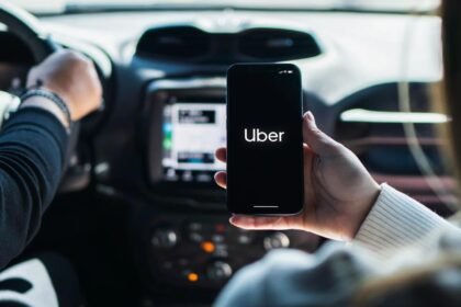 Uber muda regras e veta modelos populares a partir de 2026: veja quais carros estão fora