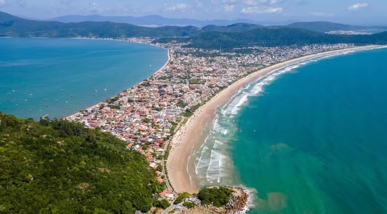 Taxas ambientais ganham força como solução para o caos urbano em destinos turísticos