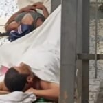 Condomínio sitiado: morador de rua desafia porteiro e se instala na entrada — 'Daqui ninguém me tira'