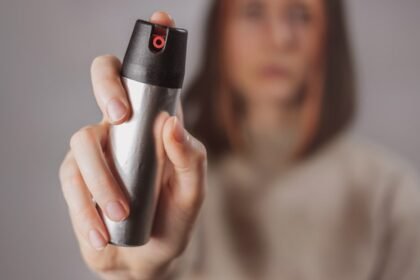 Castro sanciona lei que libera spray de defesa pessoal para mulheres no Rio