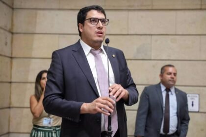 Vereador acusa Paes de manobra para derrubar projeto que proíbe apologia ao crime com dinheiro público