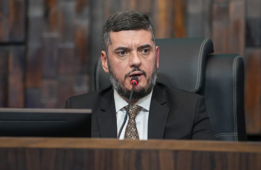 Bacellar acelera tramitação de projeto que garante salário integral e promoção a policiais feridos em ação