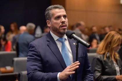 Rodrigo Amorim acusa esquerda de 'defender vagabundo' em embate na Alerj