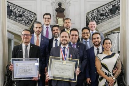 Evento: Entrega da Medalha Pedro Ernesto ao Vereador Carlos Bolsonaro Iniciativa: Ver. Dr. Rogerio Amorim Data: 11/11/2025 Local: Plenário Fotos: Cicero Rodrigues/CMRJ