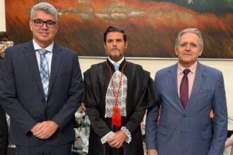 Chefe de gabinete da deputada Índia Armelau, Dr. Zenóbio Fonseca prestigiou a solenidade junto ao novo desembargador Alessandro Oliveira Felix e o presidente da Associação Nacional dos Desembargadores (Andes), Dr. Fabio Dutra.