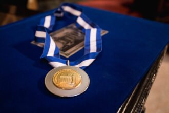 Alerj homenageia policiais mortos em operação com Medalha Tiradentes post mortem