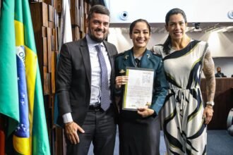 Tenente Kelly é homenageada na Alerj por liderança em operação nos complexos do Alemão e da Penha