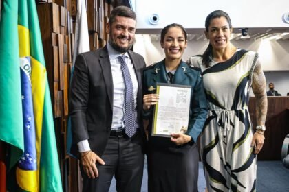 Tenente Kelly é homenageada na Alerj por liderança em operação nos complexos do Alemão e da Penha