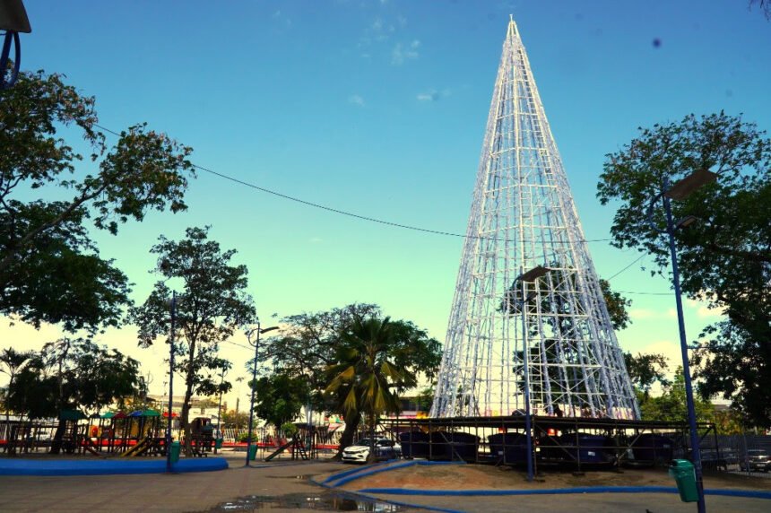 São Gonçalo dá início à temporada natalina com inauguração da Árvore de Natal na Trindade