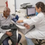 Cláudio Castro sanciona programa que injeta R$ 220 milhões no setor de Saúde dos municípios