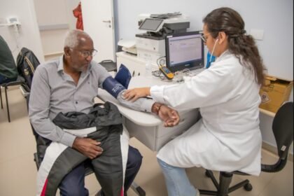 Cláudio Castro sanciona programa que injeta R$ 220 milhões no setor de Saúde dos municípios