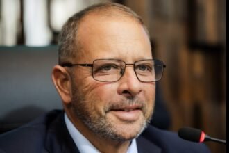 'Botão do pânico': iniciativa de Delaroli vira lei e vai garantir segurança a profissionais da saúde