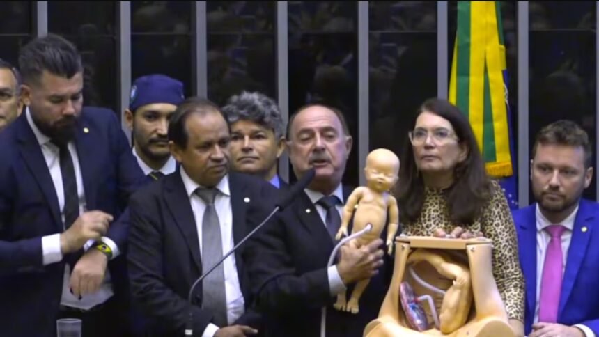 Ataque hacker contra deputados do PL Antiaborto expõe manipulação política nas redes