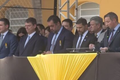 Cláudio Castro é destaque em homenagem da Rota em SP