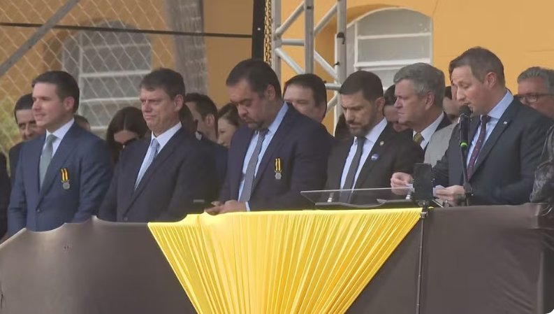 Cláudio Castro é destaque em homenagem da Rota em SP