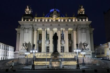 Palácio Tiradentes brilha com iluminação natalina