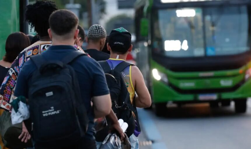 Ônibus quebrados, calor de 40 graus e greve: Prefeitura sobe passagem e garante mais dinheiro aos consórcios