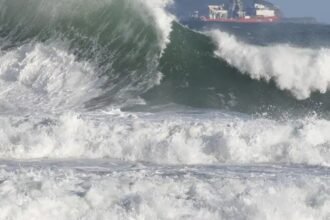 Adeus às sete ondas: Ressaca ameaça banho de mar durante Réveillon no Rio