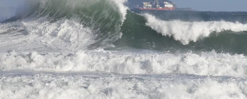 Adeus às sete ondas: Ressaca ameaça banho de mar durante Réveillon no Rio