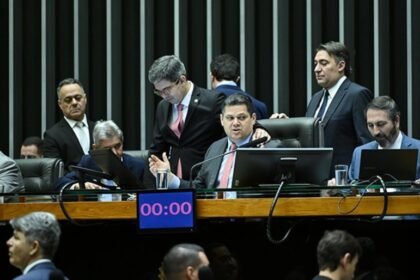 Congresso impõe derrota ao governo e acelera execução de emendas antes das eleições Em uma sessão