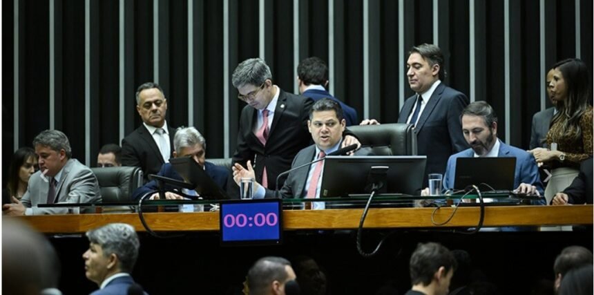 Congresso impõe derrota ao governo e acelera execução de emendas antes das eleições Em uma sessão