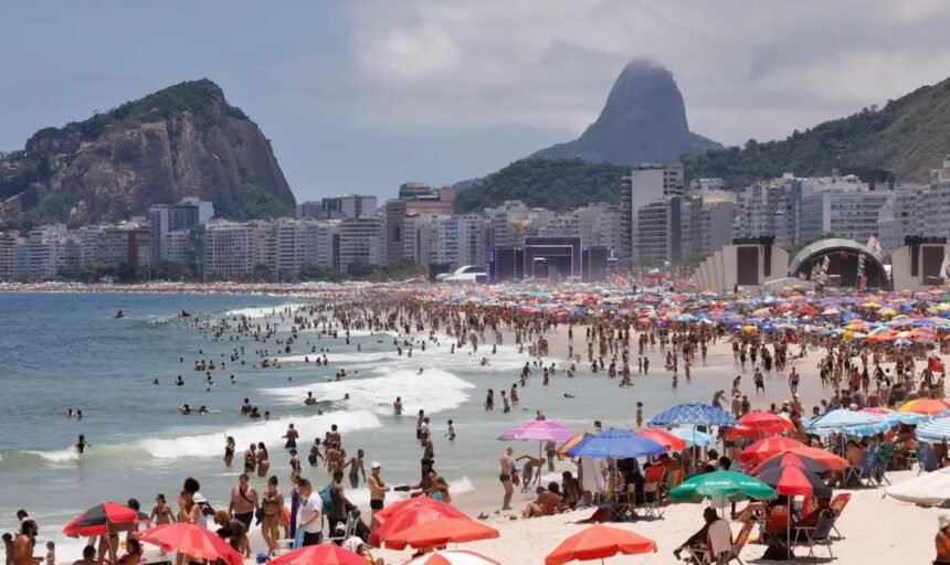 Câmara do Rio vota projeto para fechar brecha e garantir sol nas praias