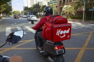 Restaurantes alertam: taxa fixa em debate no Congresso pode inviabilizar o delivery