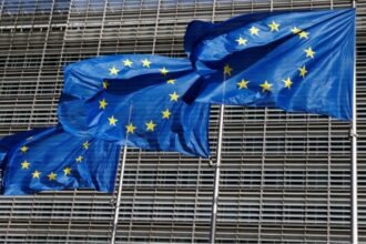 União Europeia endurece política migratória e abre caminho para 'centros de retorno'