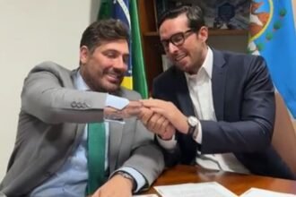 Prefeito interino anuncia mais de R$ 10 milhões para a saúde e cobra melhorias no sinal de telefonia em live de Brasília