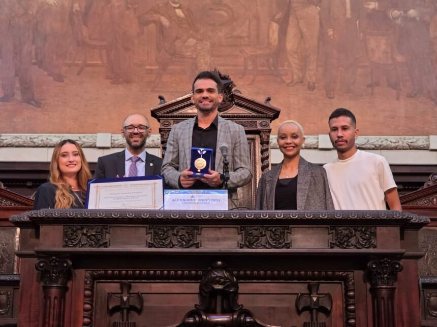 Membro da mesma Igreja de Michelle Bolsonaro, Alexandre Knoploch homenageia o Ministério Atitude com Medalha Tiradentes