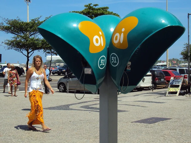 Fim da linha: cerca de 3 mil orelhões que ainda restam do Rio começam a ser arrancados das ruas