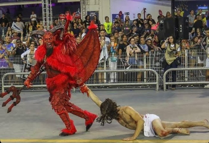 Lei que proíbe uso de imagens sacras no Carnaval fica para depois da folia