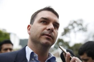 Arrancada fulminante: Flávio Bolsonaro dispara entre bolsonaristas, conquista metade da direita e derruba rejeição