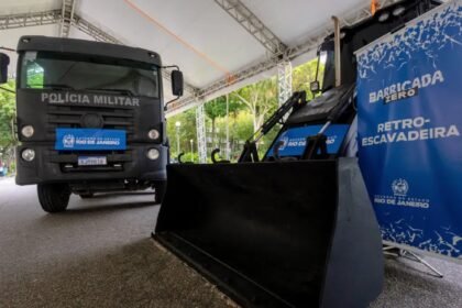 Castro sanciona lei que cria o Disque-Barricada no Rio