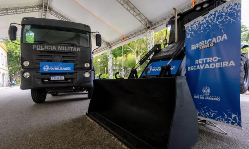 Castro sanciona lei que cria o Disque-Barricada no Rio
