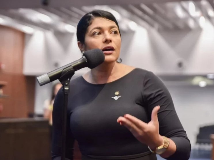 Sem flores, só pólvora: vereadora mal esquentou a cadeira e já mira contratos da prefeitura