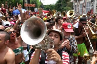 PM mobiliza 1.410 policiais e monta 23 pontos de revista para megablocos no Centro do Rio